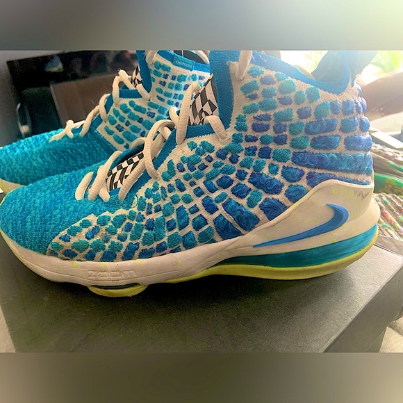 Nike Lebron 17 - Picture 3 of 4